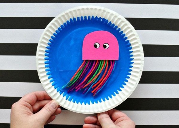 Медуза из бумажной тарелки своими руками. Шаг 3